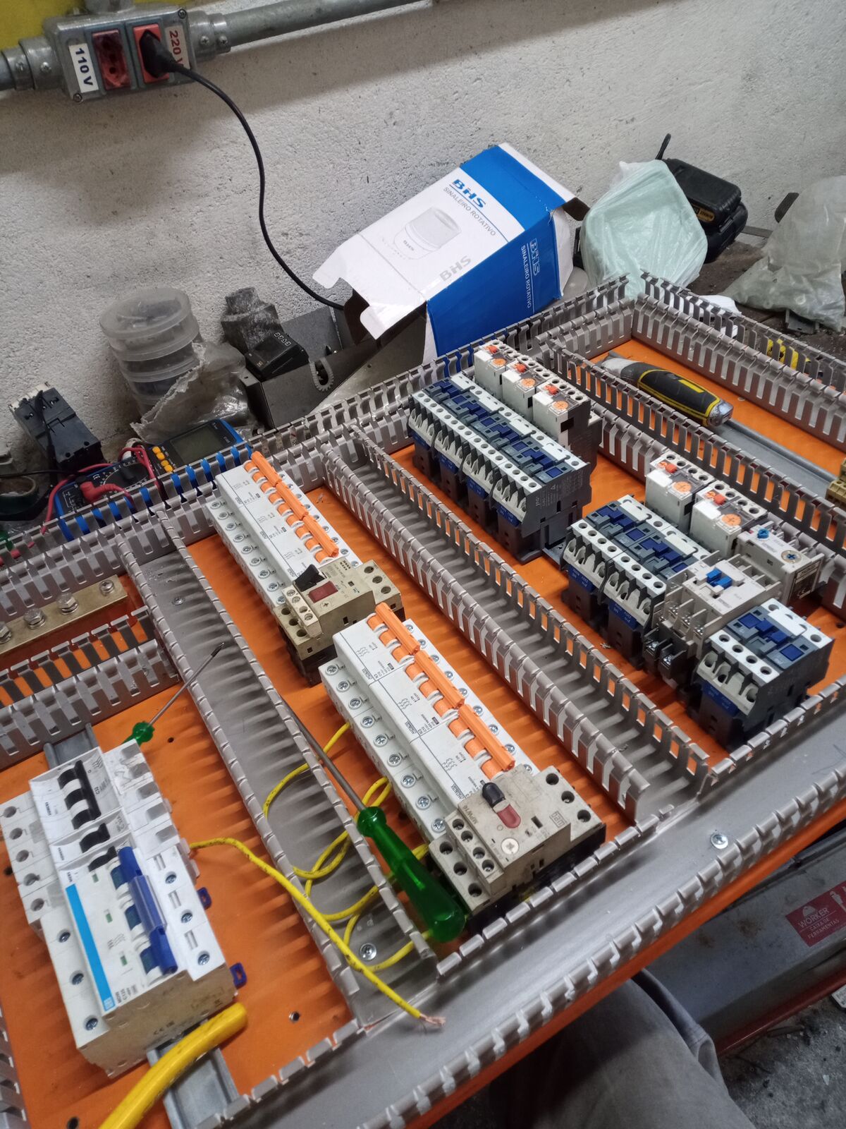 Montagem de quadro elétrico com disjuntores e contatores