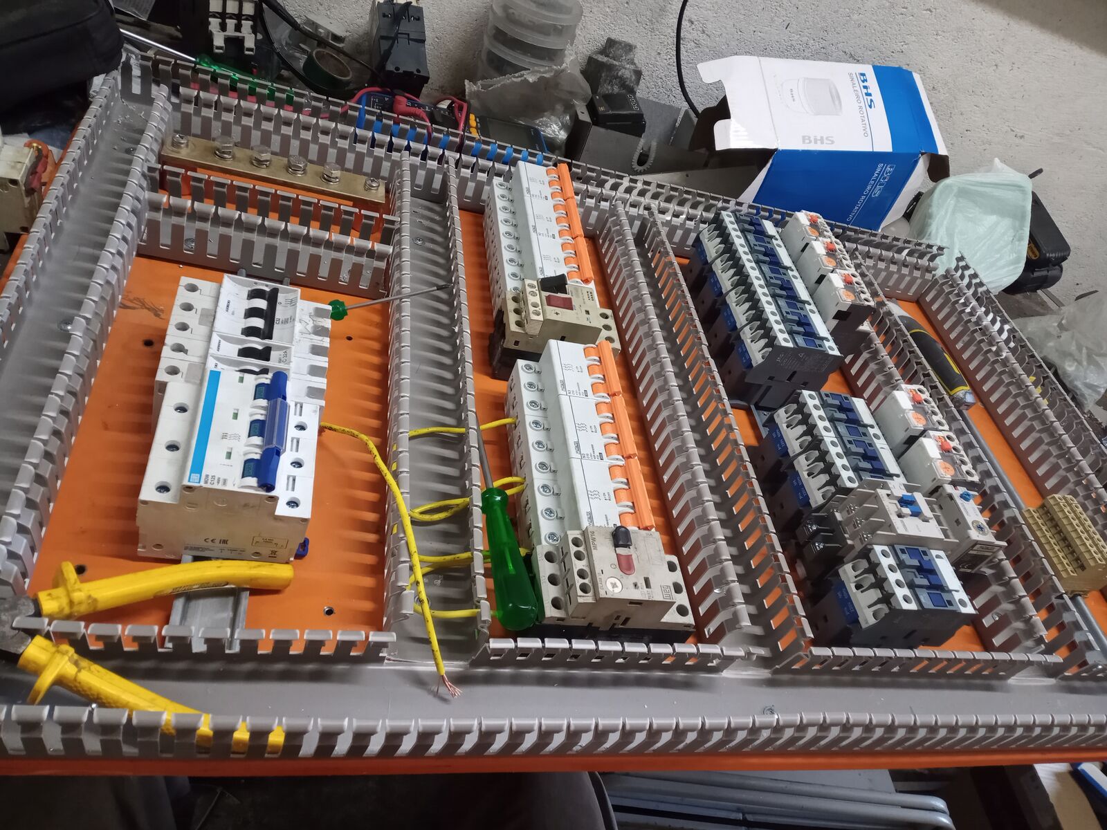 Quadro elétrico em montagem com barramentos e disjuntores
