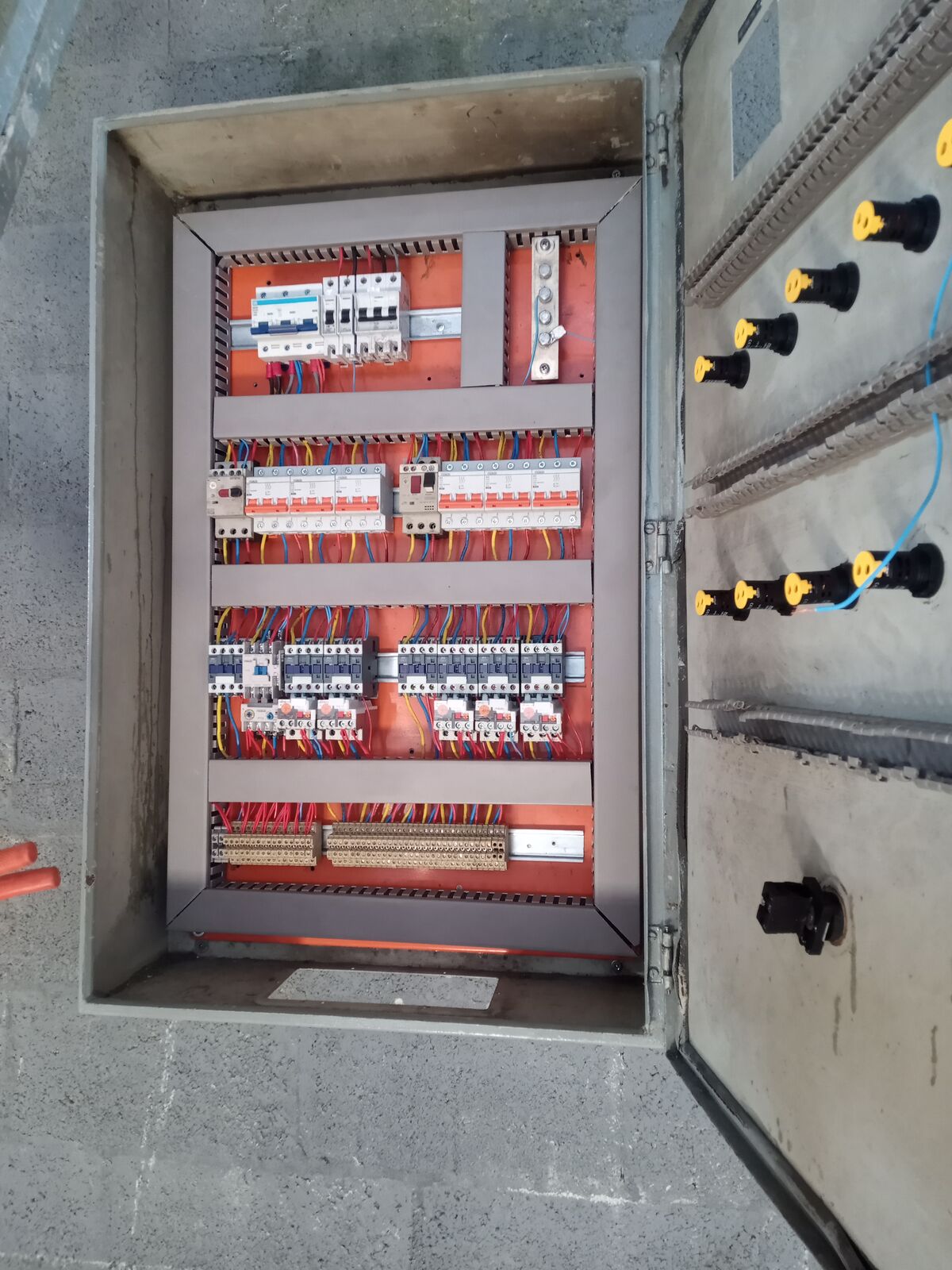 Quadro elétrico instalado e finalizado com fiação completa
